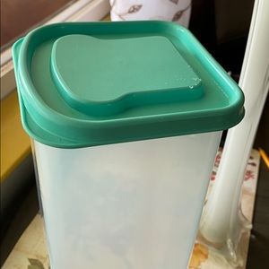 2 storage containers for dry goods or for bread